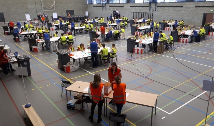 Het tellen van de stemmen, maandagmorgen in de Scharen.