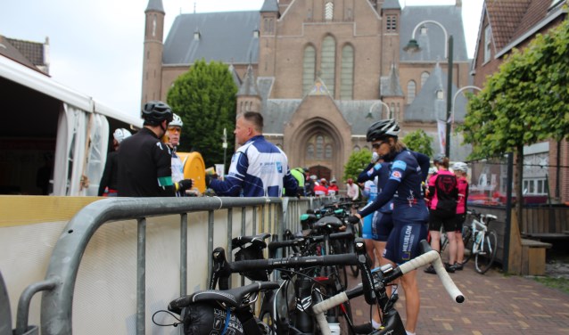 Tientallen fietsen van renners staan gereed om bij de 9e editie van de KMC actief ingezet te worden.