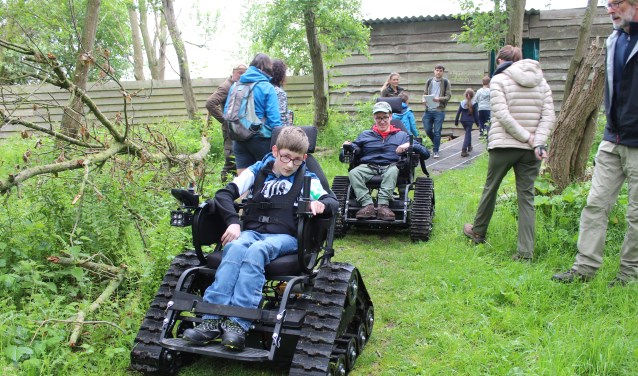 Falco Burke en Thijmen Schulenklopper testen de off road roelstoelen die uniek zijn voor groene woeste gebieden.