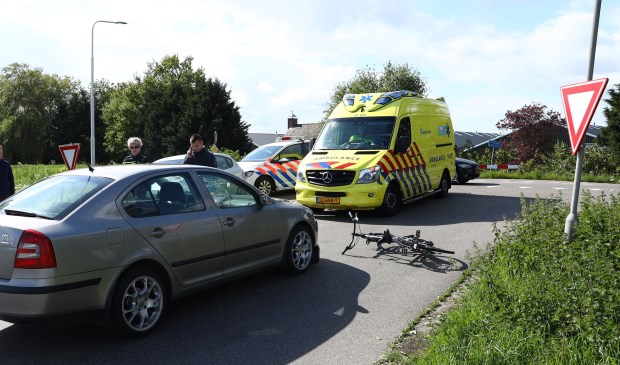 De fietser werd geschept door de auto.