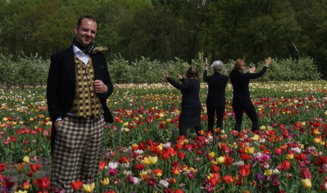 Gezellentoneel speelt ‘De IJsheiligen'.