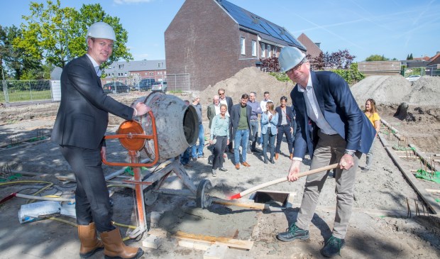 Wethouder Daan Quaars en WonenBreburg-bestuurder Hans Pars geven het startsein voor de bouw.
