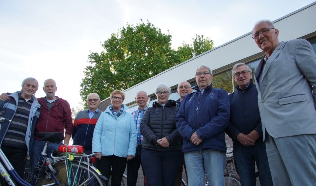 De organisatie van de NSV Fietsdriedaagse: Eddie Hellemons, Rini Bartelen, Piet Swaanen, EllaHellemons, Jan Gommers, Mia en Jac Roeken, Leo Danen, Cees Wiericx en Pierre Verpalen. LisetteRoeken ontbreekt op de foto. FOTO: RENÉ BRUIJNINCX