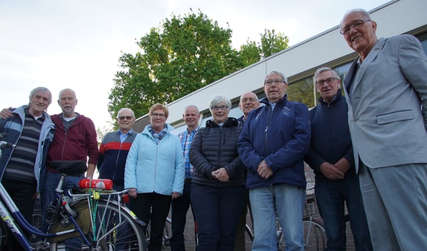 De organisatie van de NSV Fietsdriedaagse: Eddie Hellemons, Rini Bartelen, Piet Swaanen, EllaHellemons, Jan Gommers, Mia en Jac Roeken, Leo Danen, Cees Wiericx en Pierre Verpalen. LisetteRoeken ontbreekt op de foto. FOTO: RENÉ BRUIJNINCX