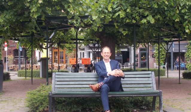 Oud-wethouder Jan Paantjens voor de Moeierboom.