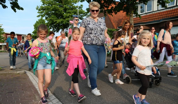 De deelnemers van de Avondvierdaagse in Kruiningen zijn feestelijk onthaald.