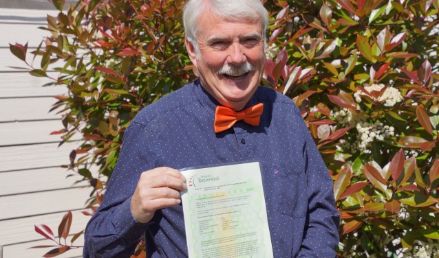 Jim Davis verwierf officieel zijn Nederlandse nationaliteit middels het afleggen van de eed en het ontvangen van de schriftelijke bevestiging. FOTO RENÉ BRUIJNINCX