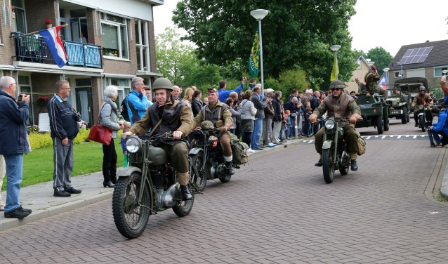 Het defilé met militaire voertuigen door Kapelle.