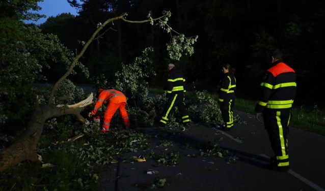 De brandweer heeft de boom in stukken gezaagd.