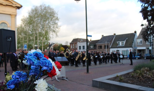 Iedere deelnemer ontving van de Scouting Steenbergen een anjer in de kleur van de Nederlandse vlag om bij de graven te leggen aan de Nassaulaan.