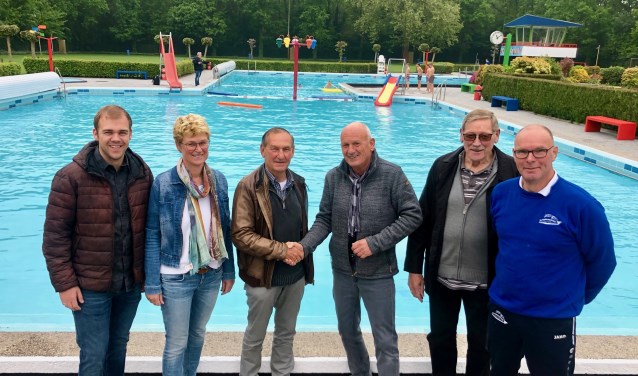 Vertegenwoordiger Anton Koevoets van de Rabobank wordt bedankt door bestuur en badmeester Roeland Appels.