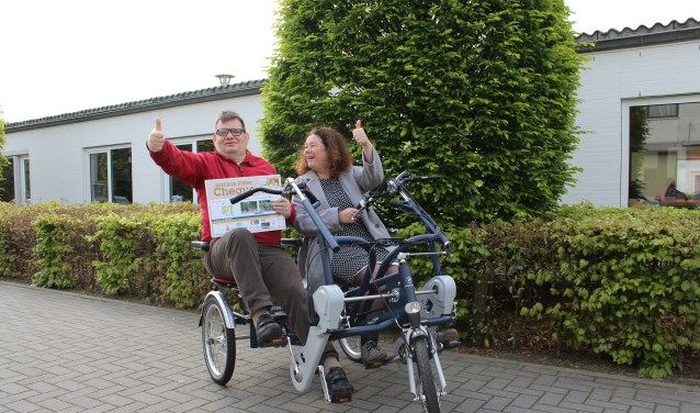 Pieter Hack en Irene van Nassau op de nieuwe duofiets. FOTO S&L ZORG