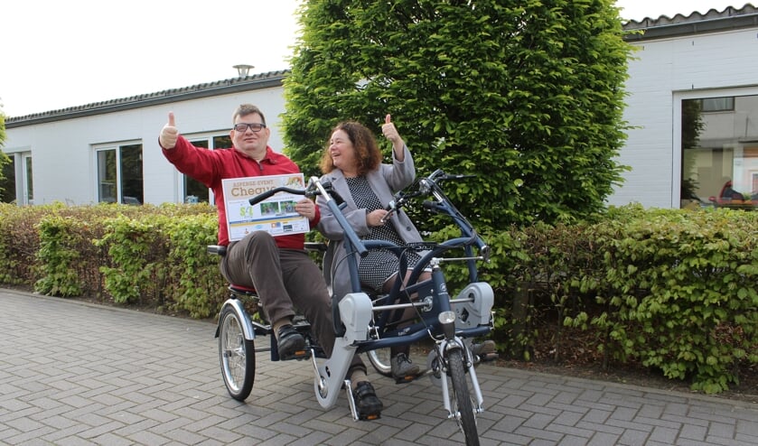 Pieter Hack en Irene van Nassau op de nieuwe duofiets. FOTO S&L ZORG