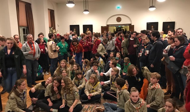 Protesterende scouts bij de raad.