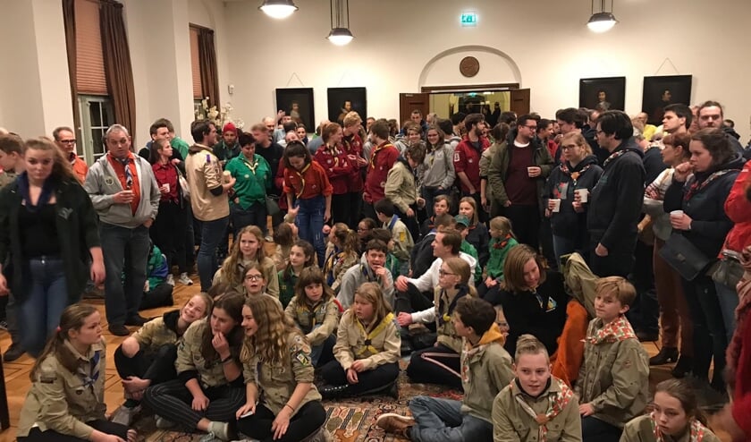 Protesterende scouts bij de raad.