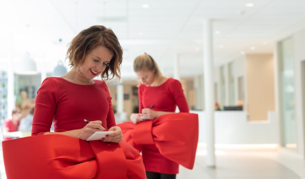 De complimentenmeisjes schenken met persoonlijke woorden en leuke opstekertjes op een positieve manier aandacht aan het rookvrij beleid.