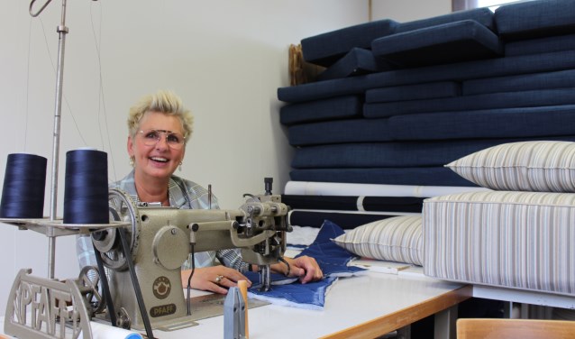 Jolanda van Dijke in haar atelier waar arbeidsintensief wordt gewerkt.