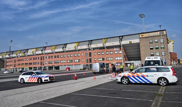 De politie controleert verkeer bij het NAC Stadion.