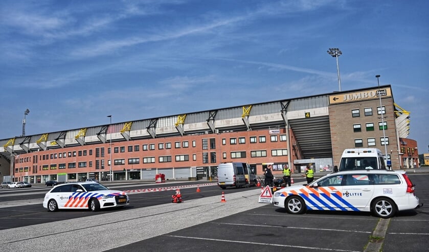 De politie controleert verkeer bij het NAC Stadion.