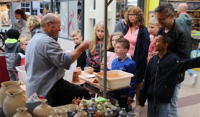 De toeristenmarkt is leuk voor het hele gezin. FOTO G. VAN DAMME