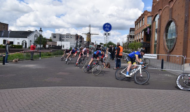 Amateurs door de bocht. FOTO STELLA MARIJNISSEN