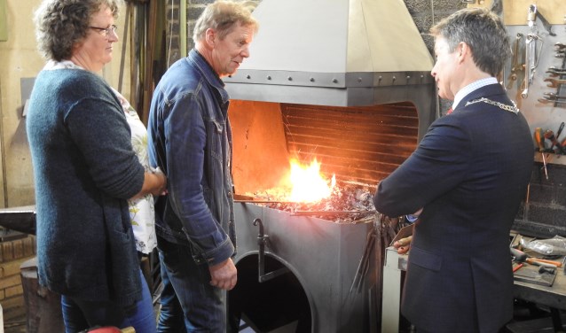 Jaap en Petra Sanderse ontvangen de burgemeester in hun smederij.