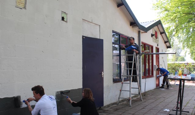 Vrijwilligers werken en schilderen hard door om het dorpshart van Welberg een nieuwe uitstraling te geven. FOTO CLAUDIA KOOLE