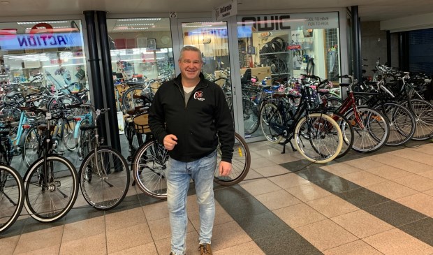 Eigenaar Maurice de Rooij staat zaterdag klaar met verschillende elektrische fietsen waarop een proefritje gemaakt kan worden.