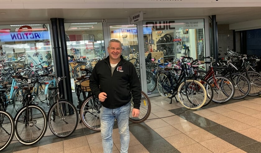 Eigenaar Maurice de Rooij staat zaterdag klaar met verschillende elektrische fietsen waarop een proefritje gemaakt kan worden.