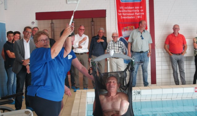 Henk Reijnders gaat het water in en uit met de tillift.