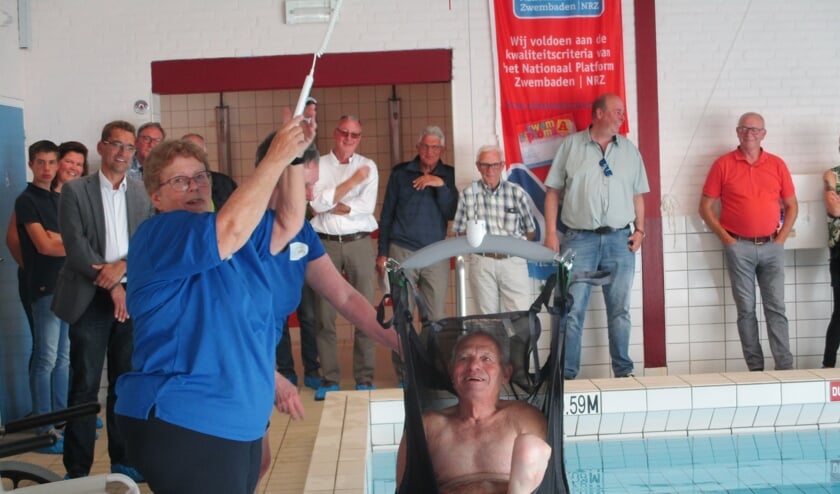 Henk Reijnders gaat het water in en uit met de tillift.