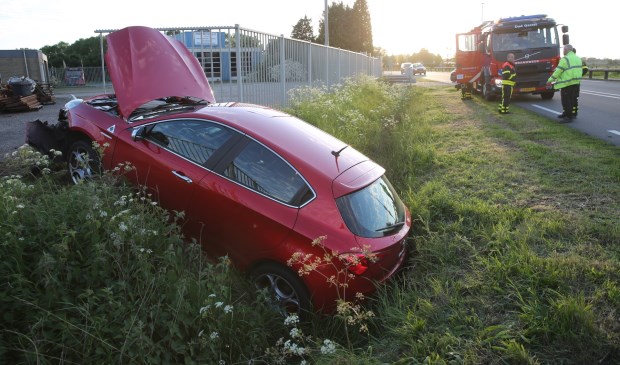 De auto raakte ook flink beschadigd.