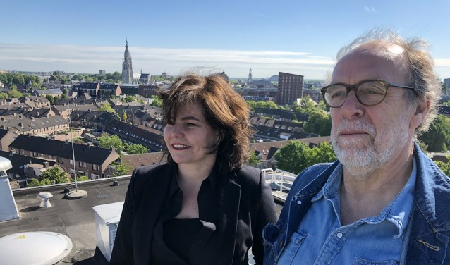 Christel Smeets en Henk Schol van het StadsLab presenteren een boek over de ontwikkeling van de stad. FOTO WIJNAND NIJS