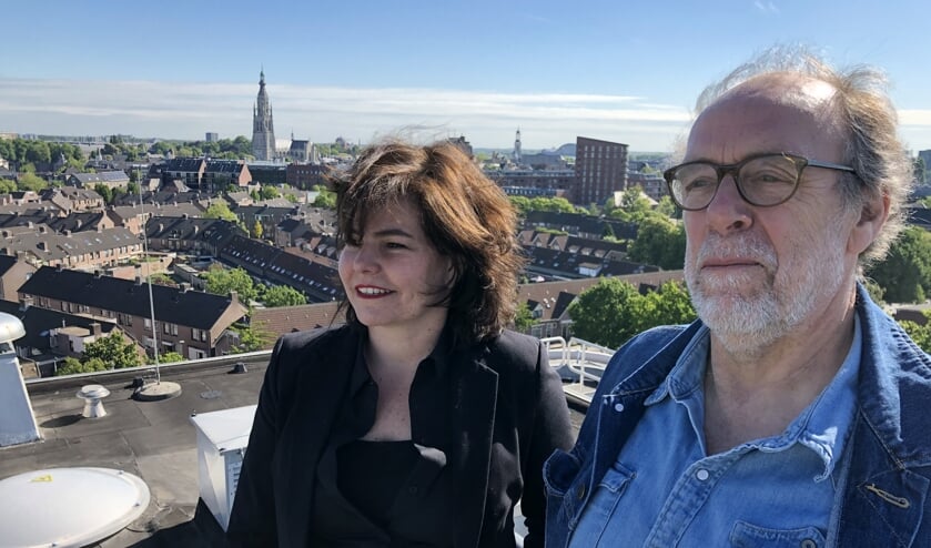 Christel Smeets en Henk Schol van het StadsLab presenteren een boek over de ontwikkeling van de stad. FOTO WIJNAND NIJS