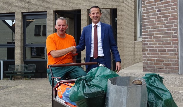 Robin Valentijn en wethouder Jon Herselman van de gemeente Kapelle.