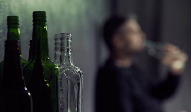 De campagne 'Laat ze niet (ver)zuipen' gaat alcoholmisbruik tegen.