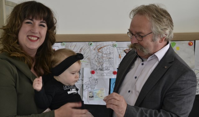 Moeder Kaylee en baby Vaya mogen het identiteitsbewijs in ontvangst nemen FOTO REMKO VERMUNT