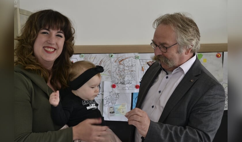 Moeder Kaylee en baby Vaya mogen het identiteitsbewijs in ontvangst nemen FOTO REMKO VERMUNT