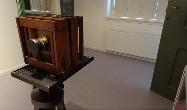 Een oud fototoestel dat te zien is in het Tongerlohuys