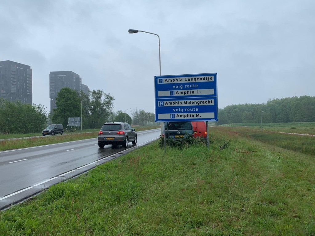 Dit bord met een afbeelding van een flitsbusje moet het verkeer doen afremmen. En flitsers uit het zicht houden.