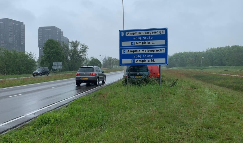 Dit bord met een afbeelding van een flitsbusje moet het verkeer doen afremmen. En flitsers uit het zicht houden.