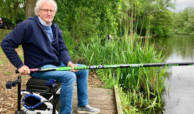 Ad Manniën in zijn element op zijn favoriete stek aan de waterkant van de Zandwiel. Foto: Johan Wagenmakers