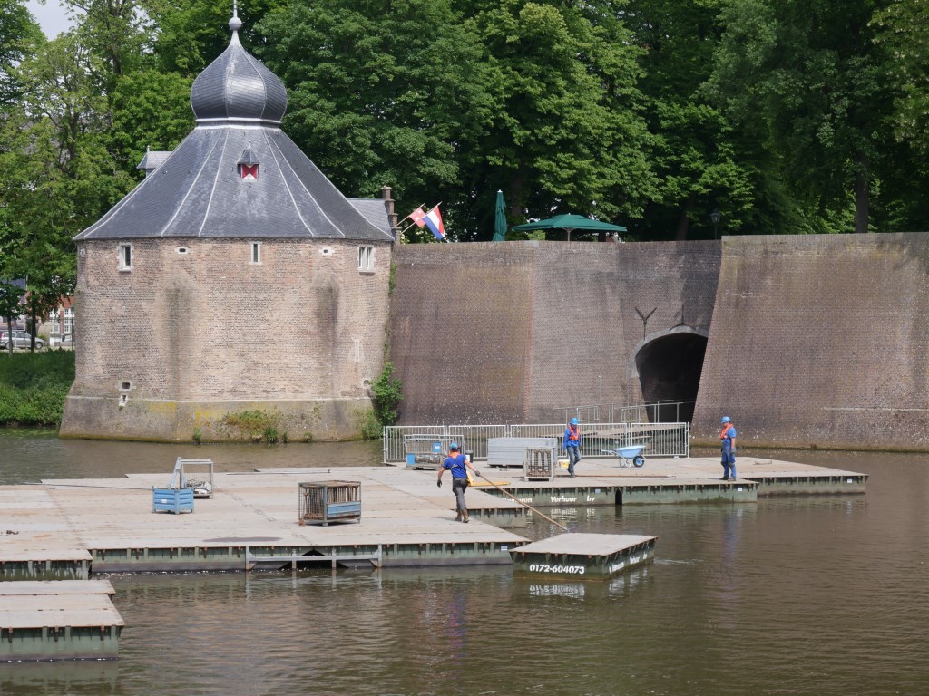 In het Spanjaardsgat worden de pontons voor het Jazz festival en het Spanjaardsgat Festival.