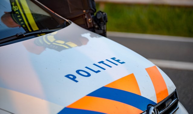 De politie zoekt in de omgeving naar de straatrovers.