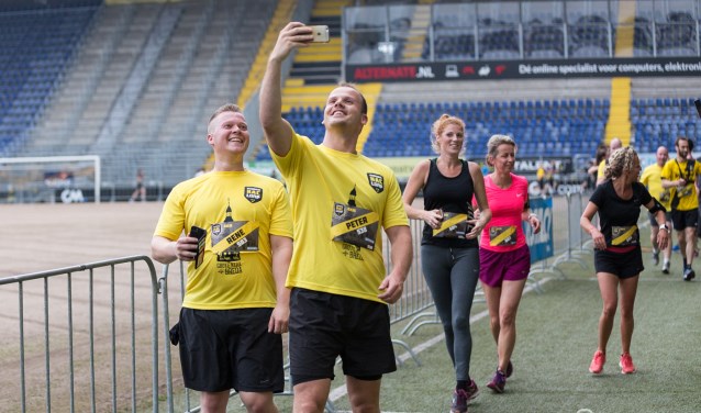 Rennen door en om het NAC-stadion tijdens de eerste Avondje NAC-loop. De opbrengst van de donaties gaat naar de Grote Kerk.