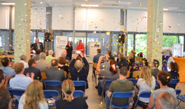 Confetti bij de uitreiking van de certificaten.