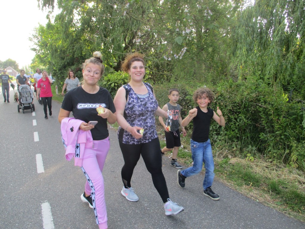 Sfeerimpressie van de avondvierdaagse in Fijnaart.