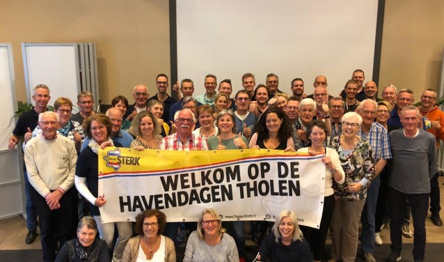 Een grote groep met vrijwilligers staat klaar voor de Thoolse Havendagen FOTO THOLEN STERK