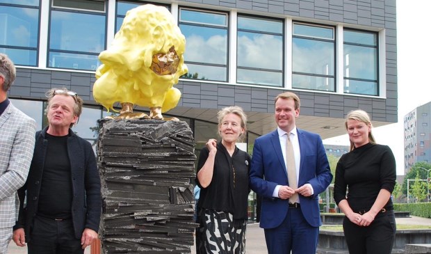 Woensdagmiddag werd bij De Nassau aan De la Reijweg een nieuw kunstwerk onthuld.