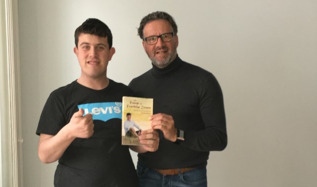 Jari Dons en zijn vader Michel zijn trots op het boek. FOTO PRIVEBEZIT